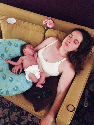 Illustration for article titled Si eres madre te vas a identificar más con estas fotos que con las que ves en publicidad: la maternidad sin filtros